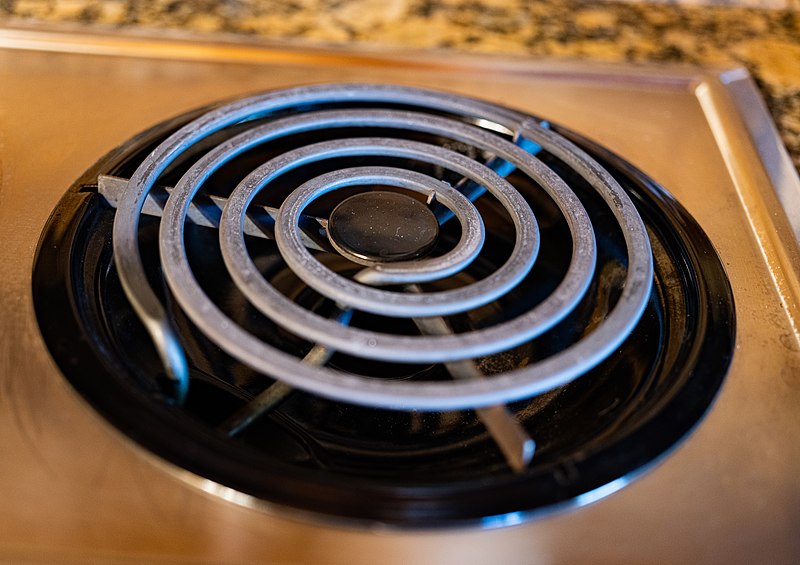 https://upload.wikimedia.org/wikipedia/commons/thumb/7/77/Electric_Coil_Stovetop_-_Hot_Plate_%2852445890769%29.jpg/800px-Electric_Coil_Stovetop_-_Hot_Plate_%2852445890769%29.jpg