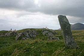 Paesaggio di Ensay con una pietra in piedi.