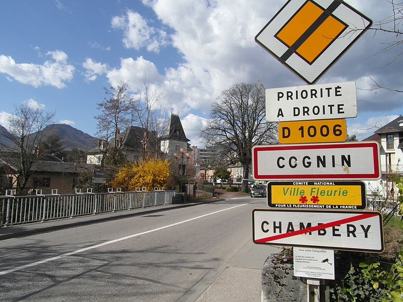 File:Entrée de Cognin - Savoie.jpg