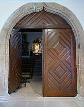 Porte d'entrée de la chapelle, sous le porche