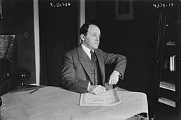 Ernest Bloch en 1917 ĉe table.jpg