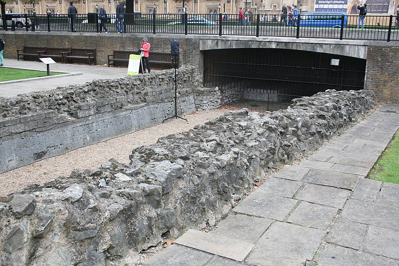 File:FORMER DOCK RETAINING WALLS TO MOAT AROUND JEWEL HOUSE, OLD PALACE YARD SW1 12.JPG