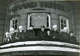NS-fører Vidkun Quisling og hans nyutnevnte ministre på Grand hotell-balkongen mottar hyllest fra fakkeltoget i forbindelse med «Statsakten» 1. februar 1942. Foto: Riksarkivet