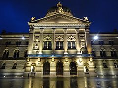 El Palacio federal de Suiza de noche.