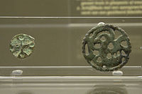 Bronzen fibulae in het Provinciaal Archeologisch Museum (Ename)