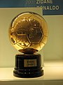 Ballon d’Or (hier 2000 für Luís Figo als „Europas Fußballer des Jahres“ auf anderem Sockel im Museum von Real Madrid)