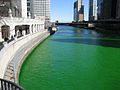 Il fiume Chicago tinto di verde il giorno di san Patrizio