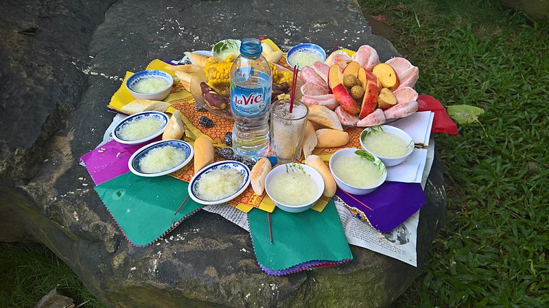 File:Food offerings for the Mid-Autumn festival in Ecopark (2017).jpg