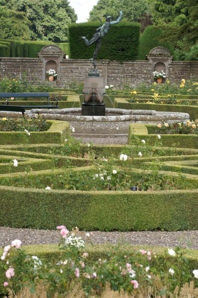 File:Formal garden at Glamis Castle - geograph.org.uk - 559317.jpg