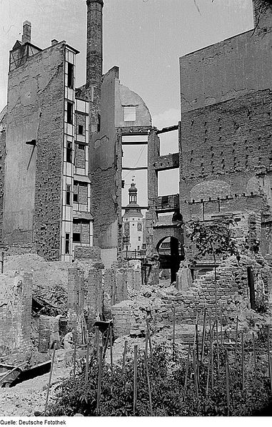 File:Fotothek df roe-neg 0001373 001 Ruine der Steckner-Passage mit Blick auf das Alte Rathaus.jpg