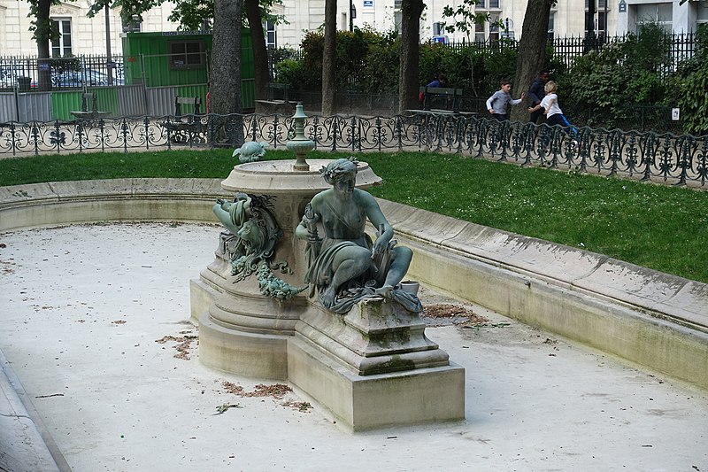 File:Fountain @ Square Emile Chautemps @ Paris (34105164991).jpg