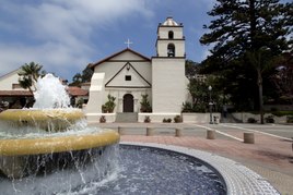 Fountain and front view of Mission San Buenaventura, Ventura, California LCCN2013631958.tif