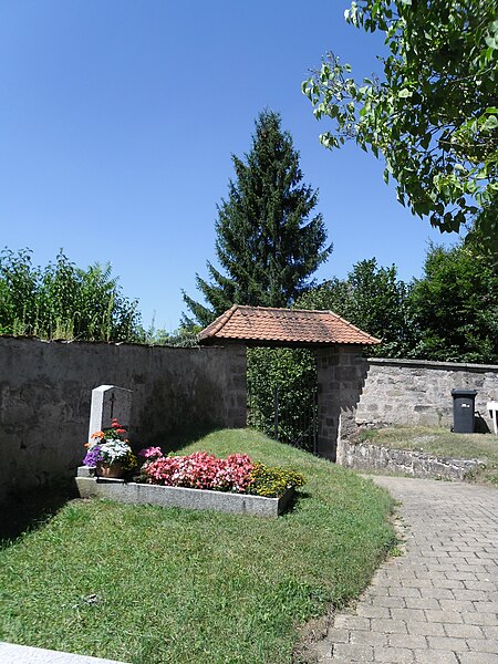 File:Friedhof Kleinhaslach 03.JPG