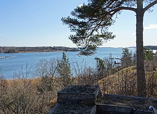 Gälöfjärden mot sydost från Stensunds slotts park.