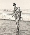 גדי שפי לקראת צלילה במפרץ עתלית, 1960.