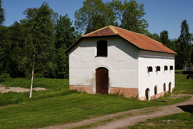 File:Gammelstilla bruk vit puts på hus.JPG