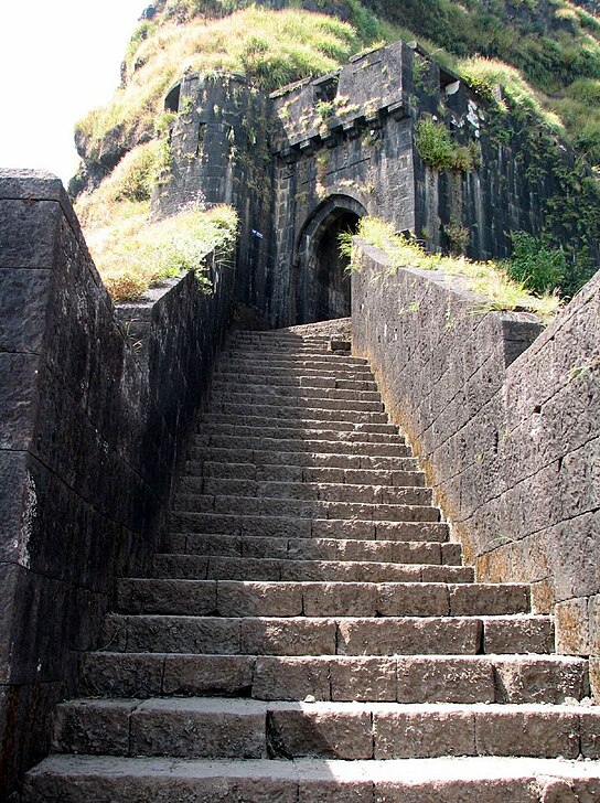 Железный форт. Форт Лохагад Индия. Форт Лохагад Индия Железный. Форт Харихар в Индии каменная лестница. Средневековая лестница.