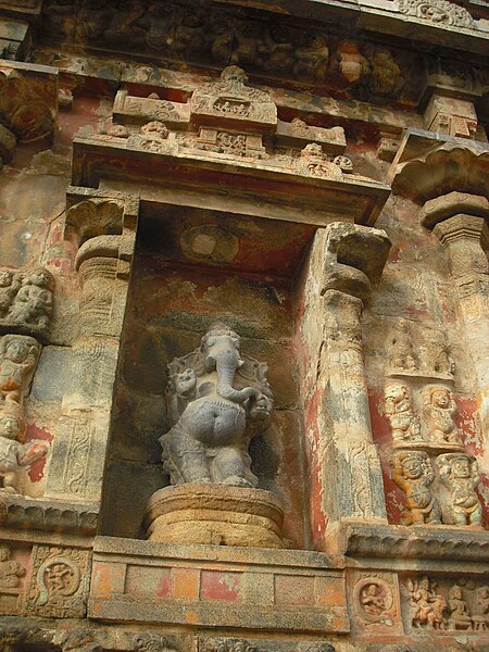 File:Ganesha Statue, Airavatesvara Temple, Dharasuram.jpg