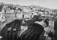 Vista a volo d'uccello della stazione da ovest, intorno al 1930. La parte originale della stazione, di testa, con la grande tettoia arcuata, vista a destra. A sinistra - set iniziale di binari passanti con la bocca del tunnel nella parte posteriore.