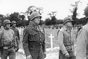 Trung tướng George S. Patton trong tang lễ của Chuẩn tướng Roosevelt
