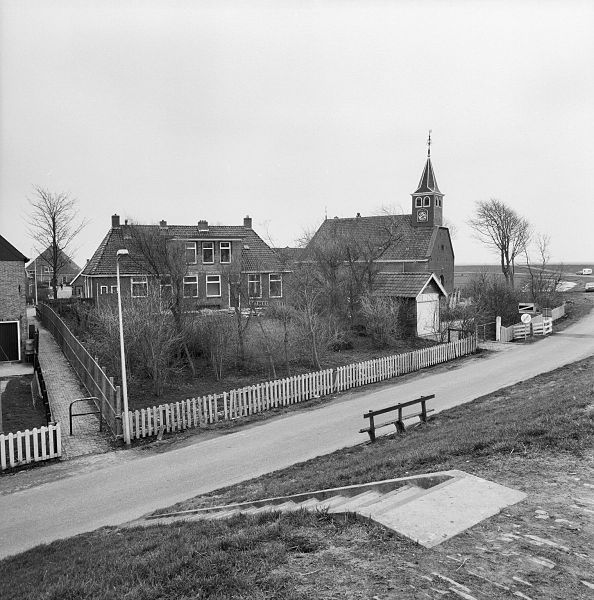 File:Gezicht vanaf de dijk op de Hervormde kerk - Gaast - 20401080 - RCE.jpg