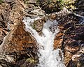 Waterval aan het begin van de bergweg.