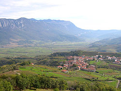 Pogled na Goče, v ozadju planota Nanos