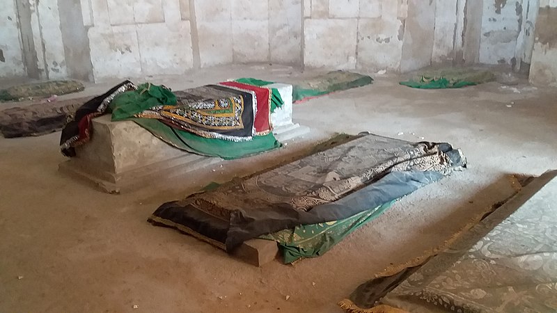 File:Graves of Mir Chakar & Family inside Mir Chakar's Tomb.jpg