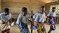 Groupe d'enfants exécutant une danse traditionnelle au Bénin 14