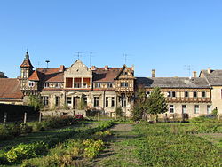 Links das Gutshaus Warchau, rechts ein angebautes Nebengebäude