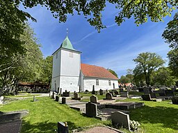 Hålta kyrka, sedd från sydväst.