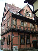 Denkmalgeschütztes Wohnhaus in der Straße Hölle 3 in Quedlinburg; gesehen von der Straße Stieg