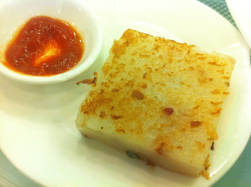 Fried radish cake with chilli sauce (煎蘿蔔糕配辣椒醬)