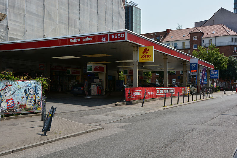 File:Hamburg-St. Pauli Esso--Station 02.jpg