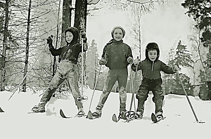 File:Happy skiers.jpg