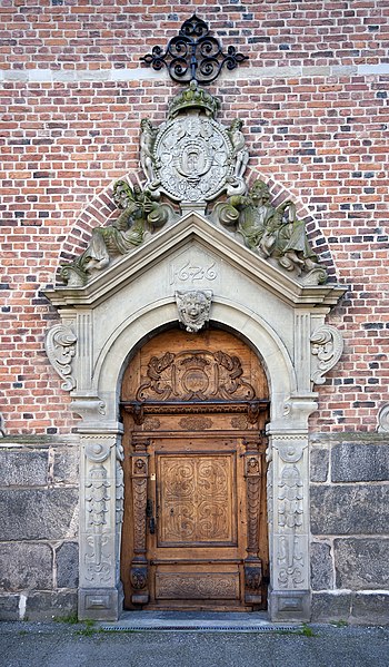 File:Heliga trefaldighets kyrka - norra porten.jpg