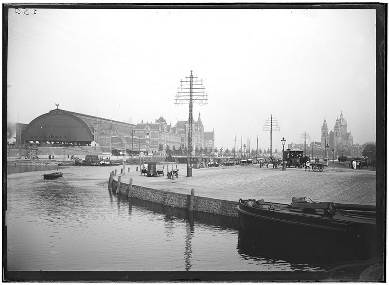 File:Het Centraal Station aan het Stationsplein met daarvoor het Open Havenfront.jpg