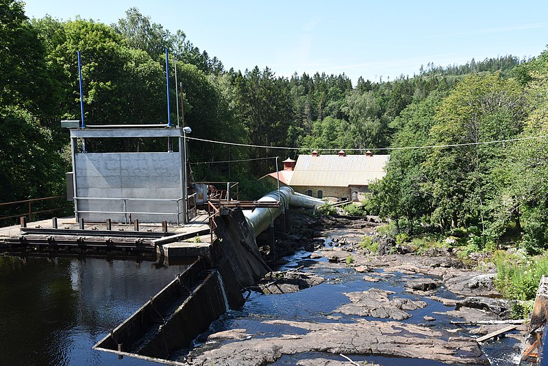 File:Hjälltorpsfallet med kraftstation i Fritsla.jpg