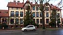 Gymnasium mit Turnhalle, Wirtschaftsgebäude und Einfriedung