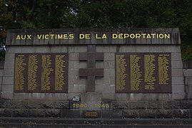 Le monument aux victimes senonaises de la déportation ;