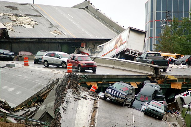 Мост I-35W через Миссисипи после обрушения 1 августа 2007 года