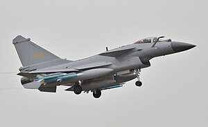 J-10B vyzbrojený střelami vzduch-vzduch PL-8 a PL-12