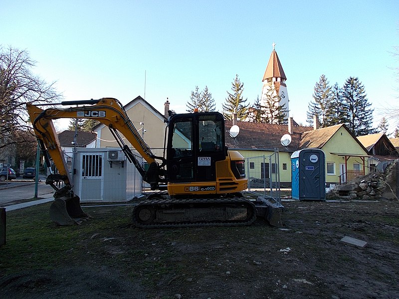 File:JCB 86 C-1, Árpád Street, Park, 2020 Zebegény.jpg