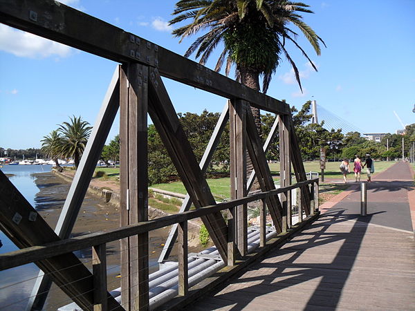 Johnstons Creek pedestrian bridge