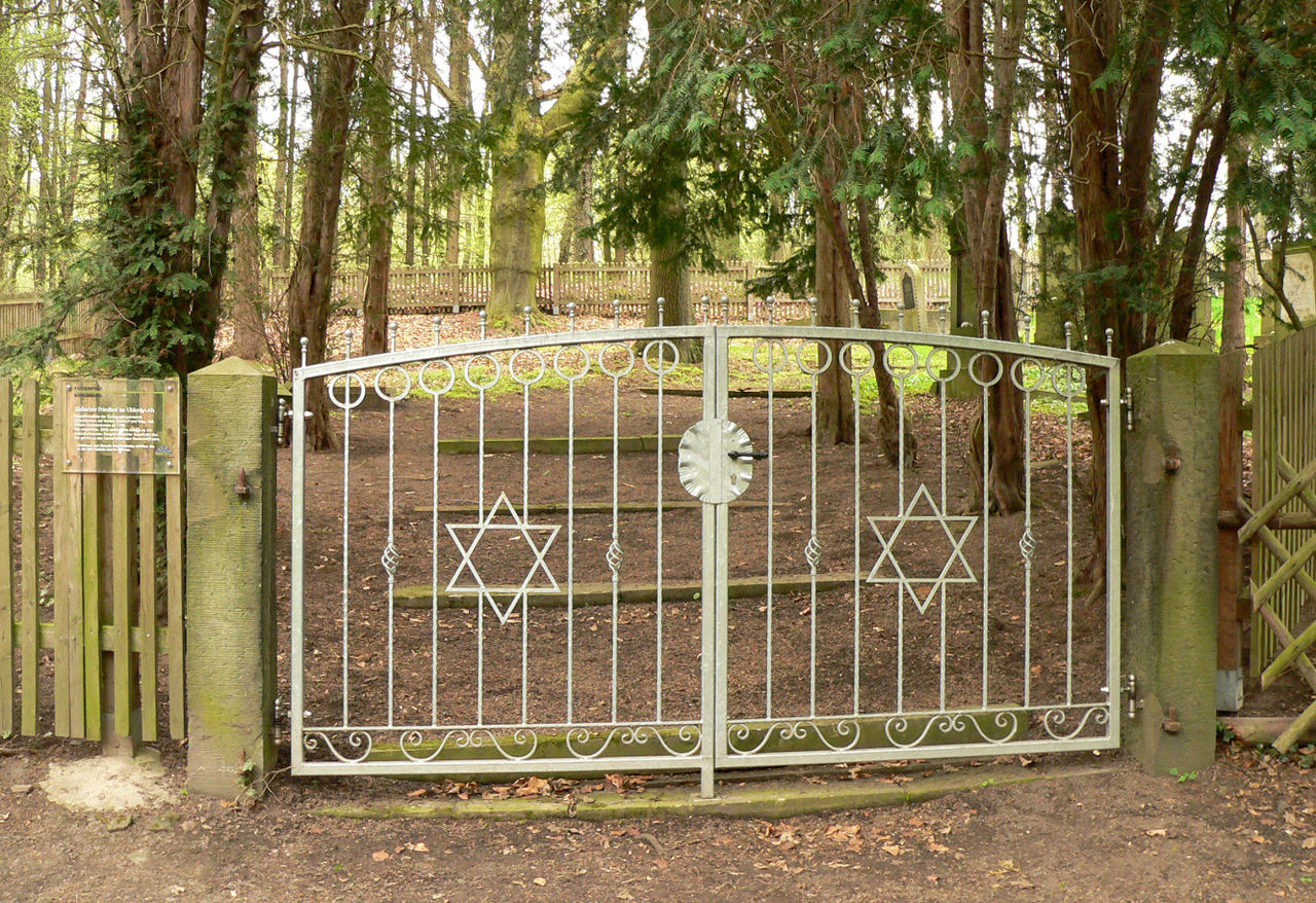 Jüdischer Friedhof Obernkirchen Tor.jpg