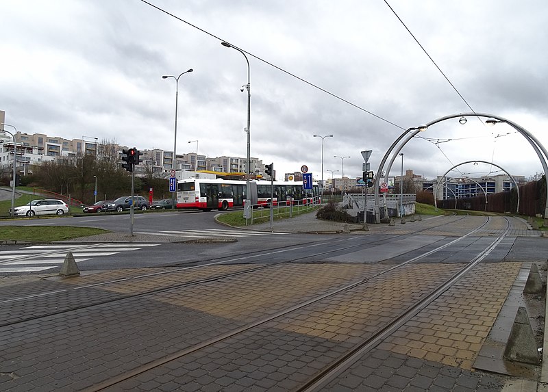 File:K Barrandovu, tramvajový přejezd Slivenecké ulice, autobus X-12 (01).jpg