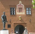 Jurišićev kip in grb rodbine Esterházy pred vhodom v notranji del gradu.