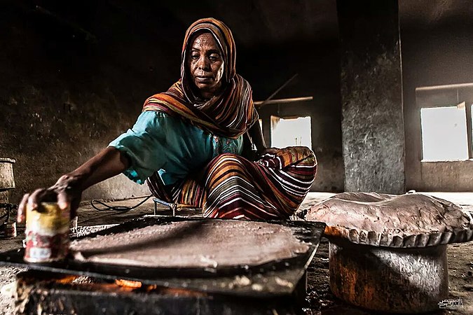 2014 Community Prize: Sudanese woman making the traditional baking called "Kisra, by User:Alfateh2005 (Mohamed Elfatih Hamadien) from Sudan