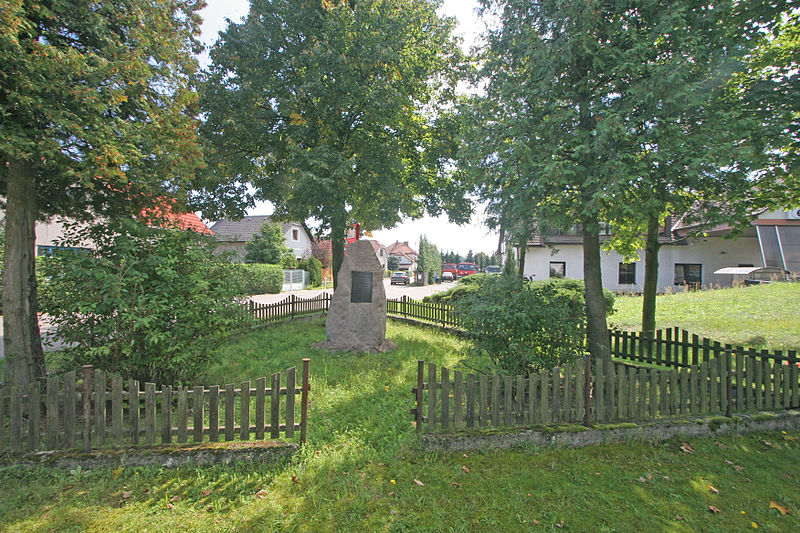 File:Kolesa pomník padlých.JPG