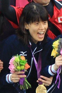Награда женского голбола Комия Масаэ на Паралимпийских играх 2012 (обрезано) .jpg